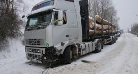 Zderzenie dacii z ciężarowym volvo. 4 osoby w szpitalu [ZDJĘCIA]