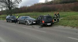 Kolizja subaru z mercedesem w Wapowcach