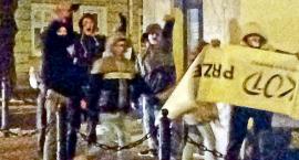 Chuligański napad na demonstrację KOD-u