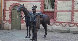 Figury zamiast parkingu