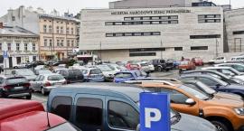 Nie trzeba już szukać parkomatu i drobnych. Za parking można już płacić bez wychodzenia z samochodu