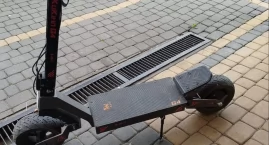 Dwoje trzynastolatków, jedna hulajnoga. Przejażdżka &hellip;