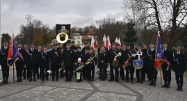Orkiestra dęta i jej trzej członkowie z tytułem „Zas&hellip;