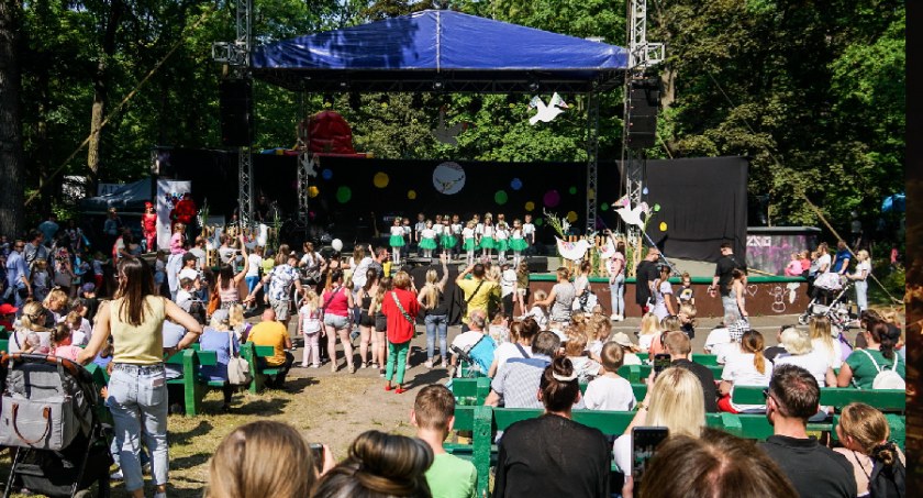 Krasnoludki opanowały park 