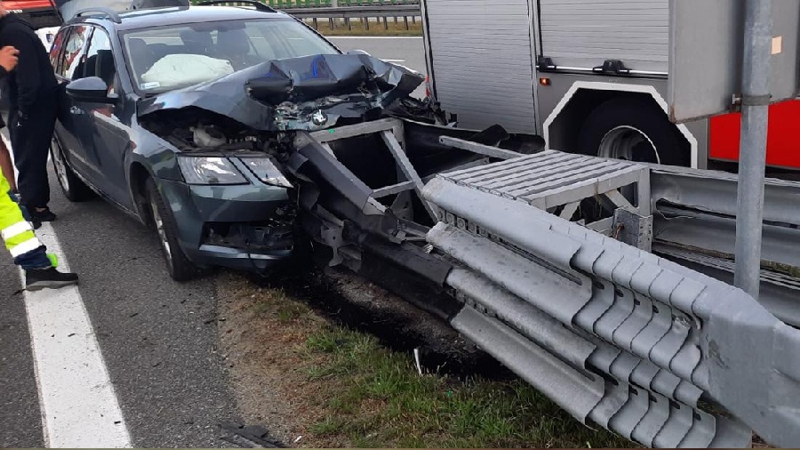 Wypadek samochodu osobowego na autostradzie A-2