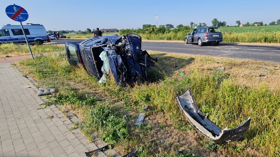 Czołowe zderzenie Opel i Renault.