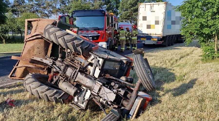 Zderzenie samochodu ciężarowego z ciągnikiem rolniczym na DW 263
