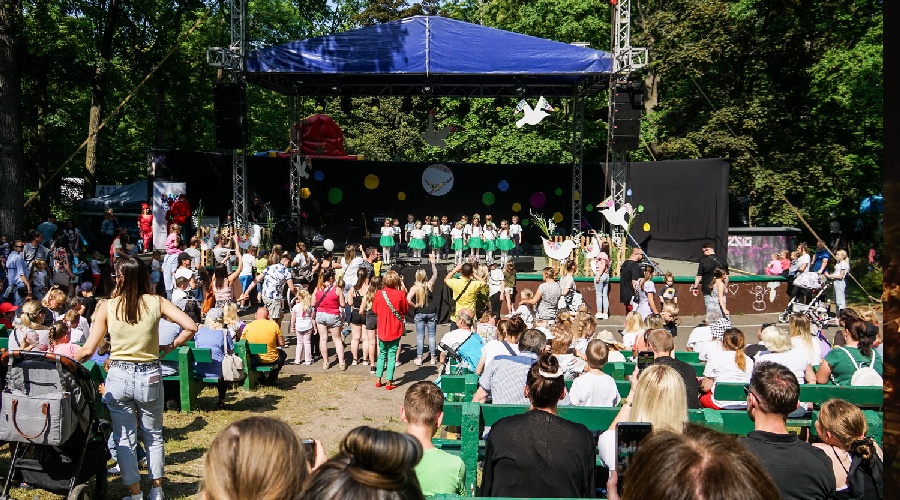 Krasnoludki opanowały park