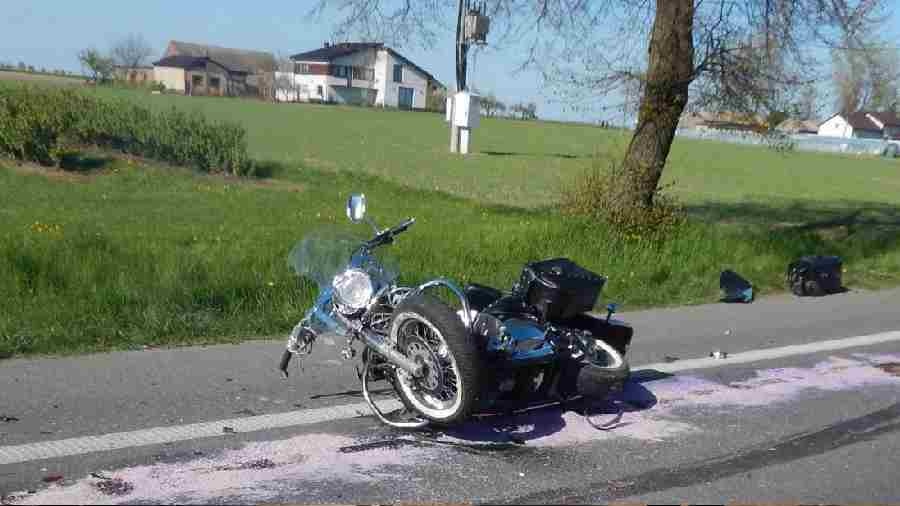 Wypadek samochodu osobowego i motocykla w miejscowości Cząstków