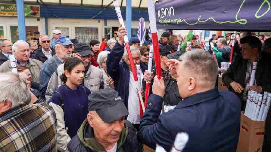 500 flag rozdał dziś na Targowisku Miejskim prezydent Piotr Korytkowski.