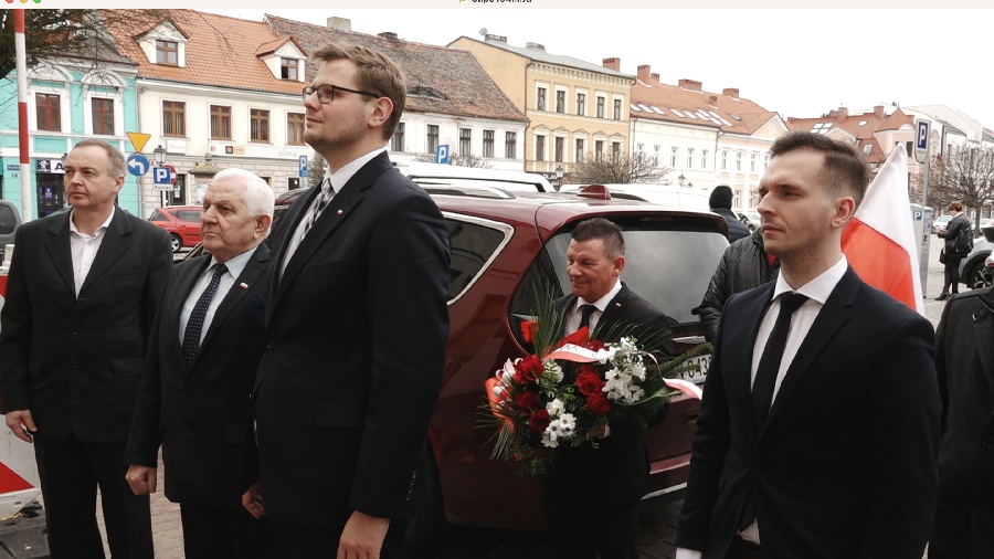 Działacze Solidarnej Polski złożyli kwiat pod tablicą upamiętniającą Jana Pawła II