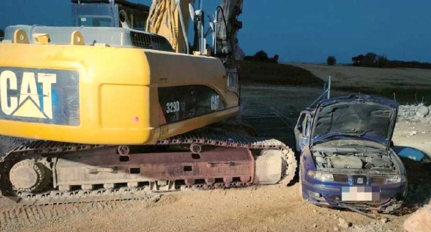 Uderzył w koparkę na autostradzie A2