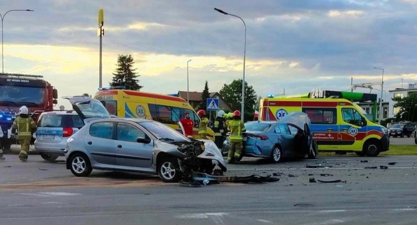 Zderzenie Toyoty z Peugeotem na DK 92