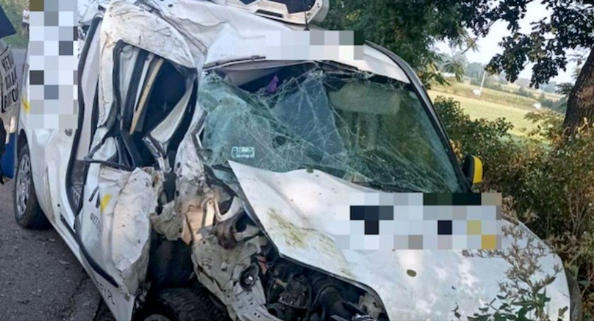 Wypadek samochodu osobowego na drodze powiatowej 2900
