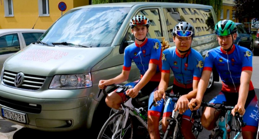 Starostwo przekazało bus  konińskim cyklistom