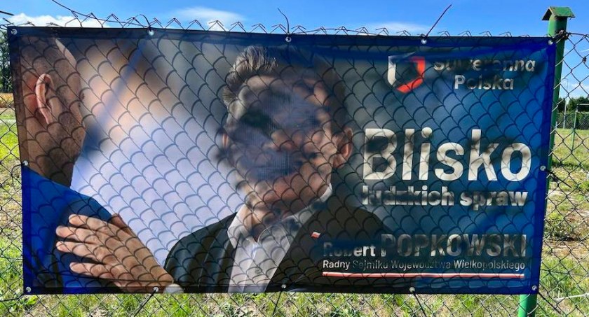 Zniszczony billboard kandydata na posła.