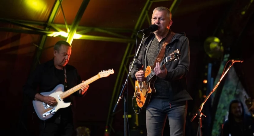 Raz Dwa Trzy: Poetycka wyliczanka w rockowej oprawie.
