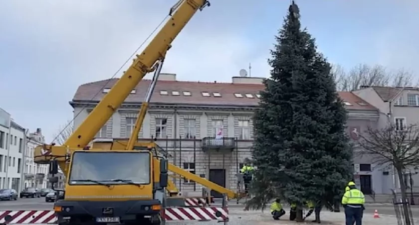 Jest choinka na Placu Wolności