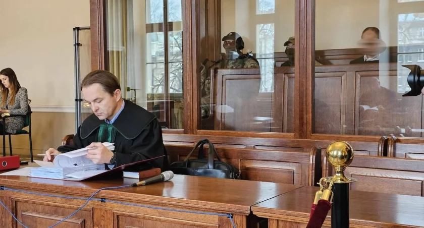 Uzbrojeni po zęby policjanci - kolejny dzień procesu policjanta, który śmiertelnie postrzelił 21-latka