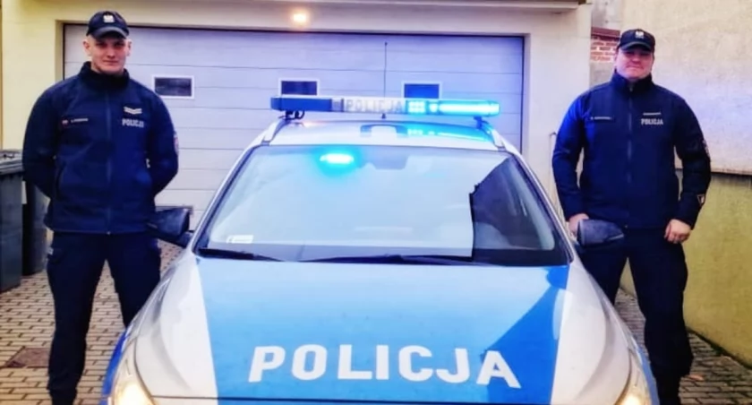 Policjanci w Kleczewa eskortowali do szpitala rodzącą kobietę.