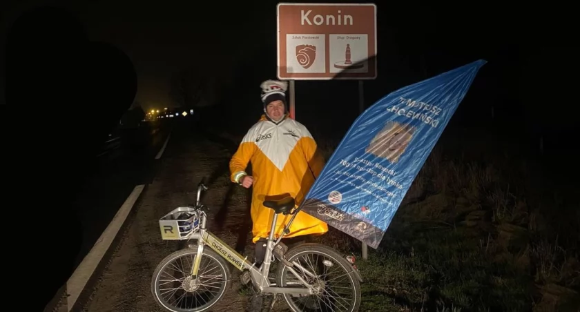 Rowerzysta policjant wspiera Tymka 