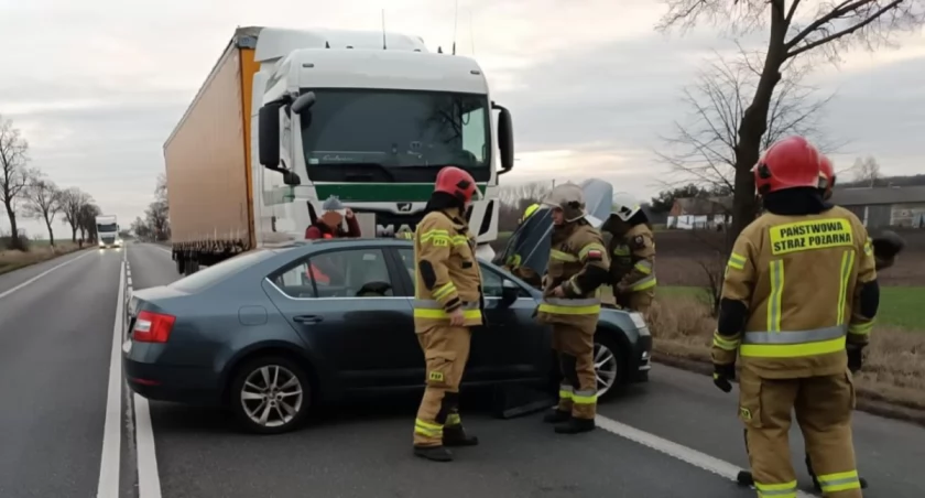 Zderzenie samochodu ciężarowego z samochodem osobowym w miejscowości Krzykosy 