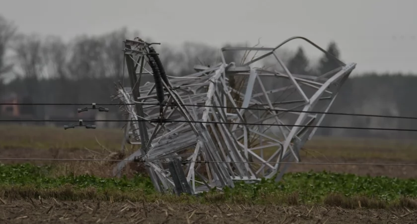 Zerwane dachy, uszkodzone słupy energetyczne