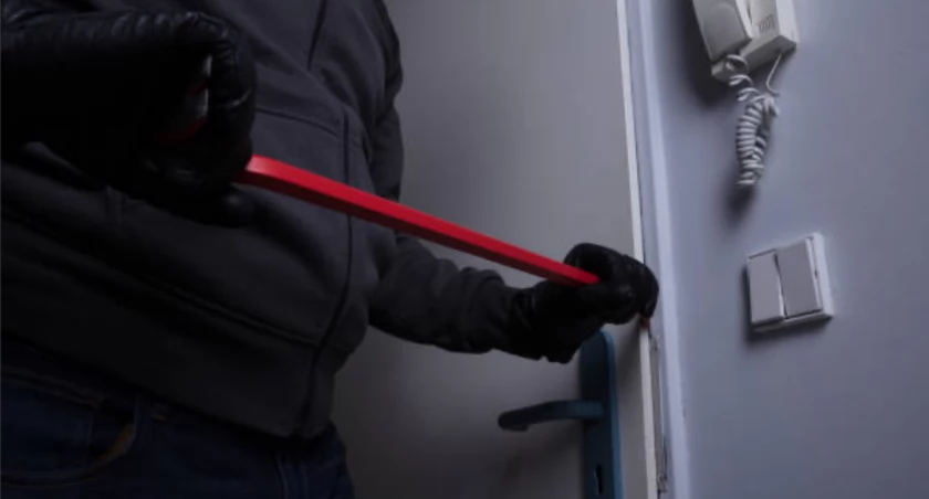 38-latek włamał się do pokoju swojej matki i ukradł z niego trzy butelki alkoholu