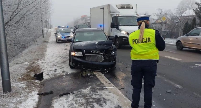 Śliska nawierzchnia , niska temperatura i wypadek za wypadkiem