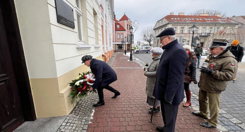 Złożyli kwiaty pod tablicą upamiętniającą śmierć dwóch koninian