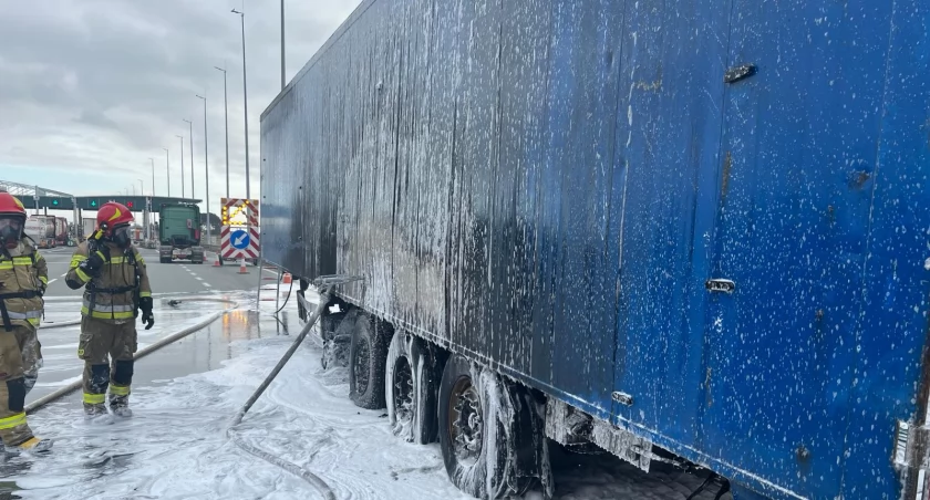 Pożar naczepy samochodu ciężarowego na autostradzie A-2 
