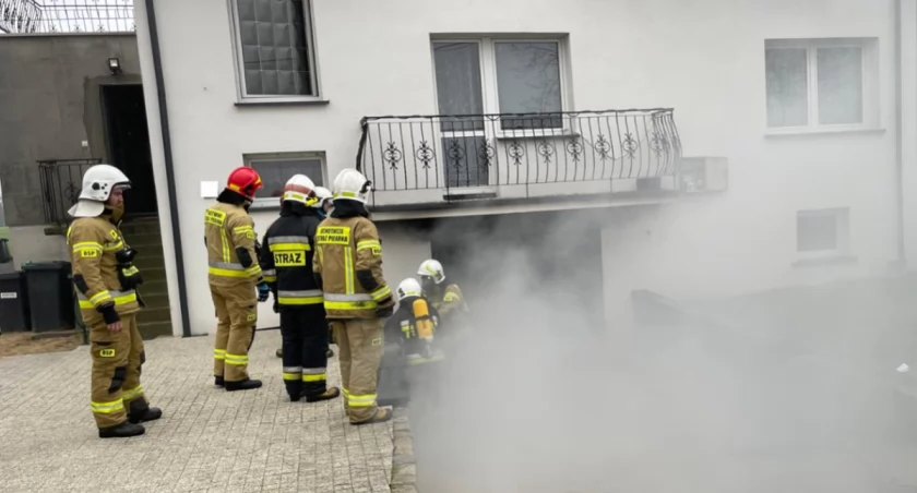 Pożar garażu w budynku mieszkalnym 
