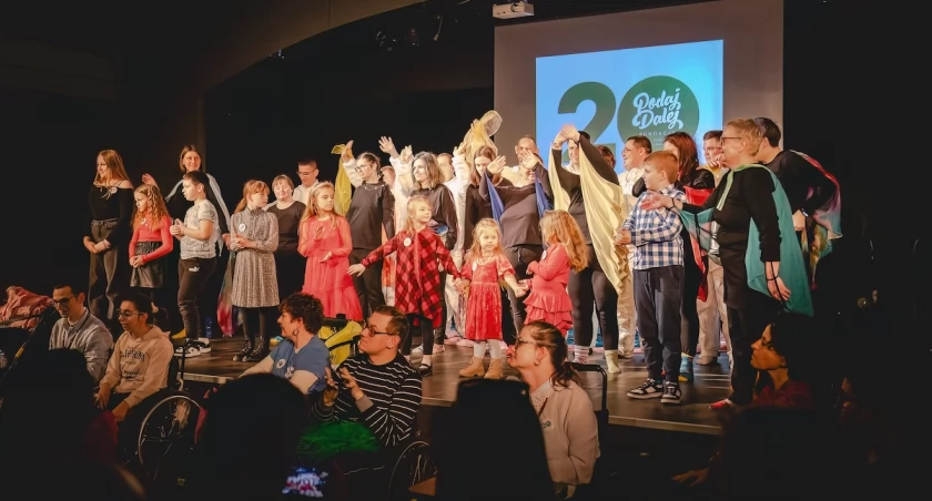 20-te urodziny Podaj Dalej