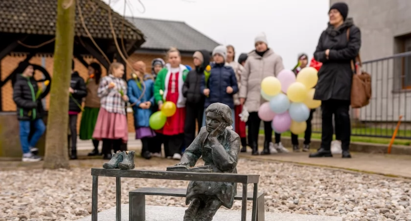 Uczniowie w Kazimierzu Biskupim odsłonili  szewczyki. 