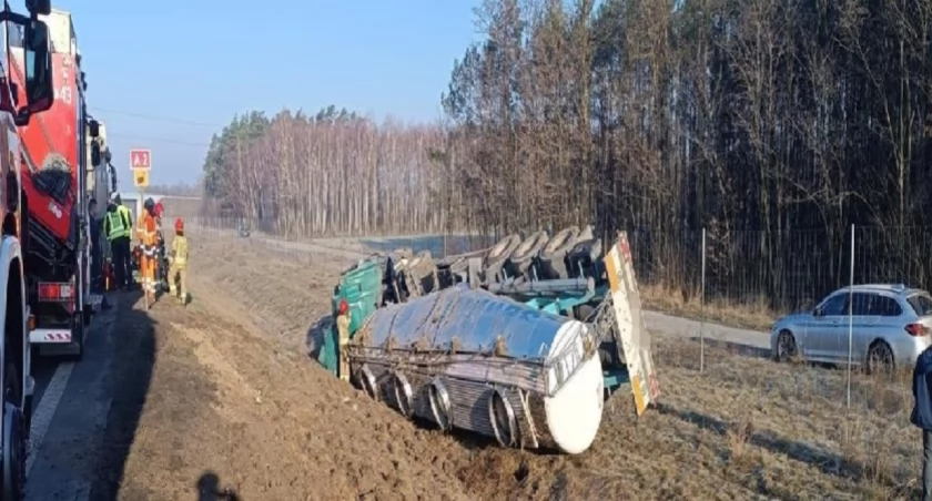 Na A2 przewróciła się cysterna