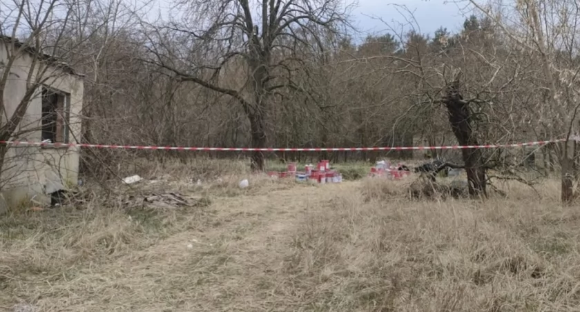 Porzucone pojemniki z materiałami niebezpiecznymi w miejscowości Leszcze