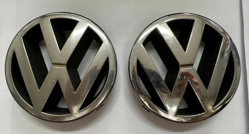 Policja poszukuje właściciela emblematów VW. 