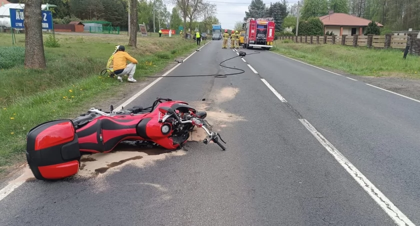 Zderzenie samochodu osobowego z motocyklem.