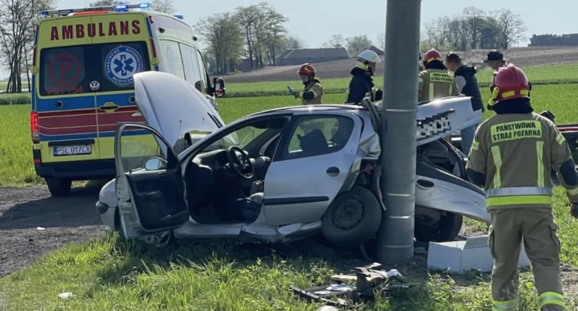 Zderzenie dwóch samochodów osobowych w miejscowości Doły gm. Ostrowite