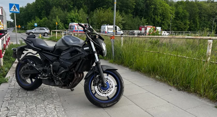 Zderzenie samochodu osobowego z motocyklem.