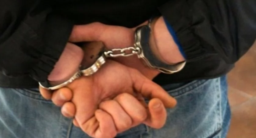 Policja zatrzymała mężczyznę, który próbował wciągać do samochodu kobiety. 