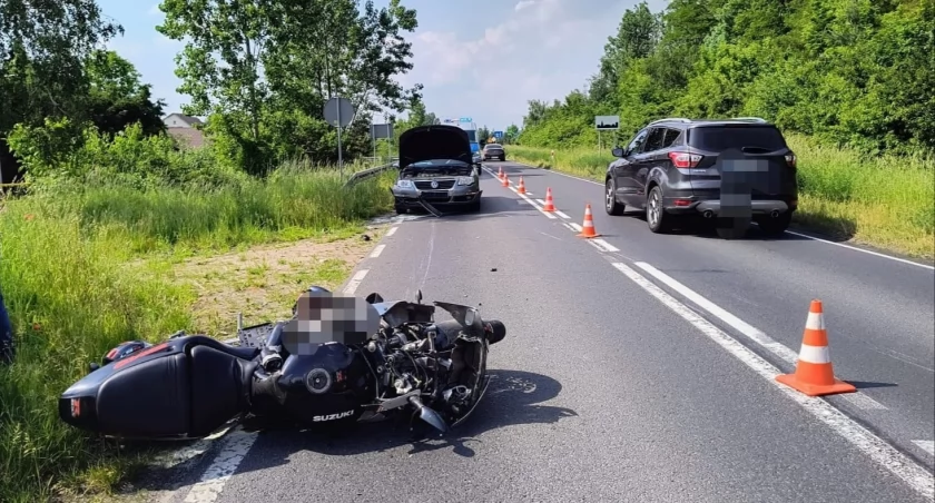 Zderzenie samochodu osobowego z motocyklem.