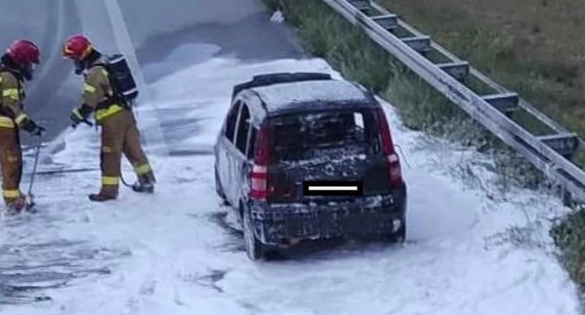 Pożar samochodu na autostradzie A2 w miejscowości Gaj
