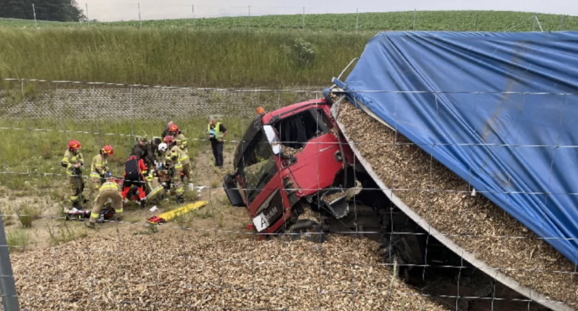 Wypadek samochodu ciężarowego w  miejscowości Przybrodzin