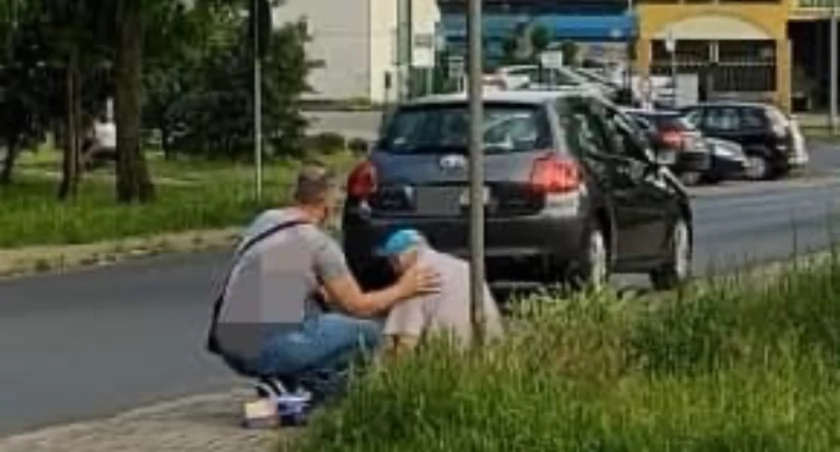 Policjant pomógł 74-letniemu mężczyznie leżącemu na ulicy