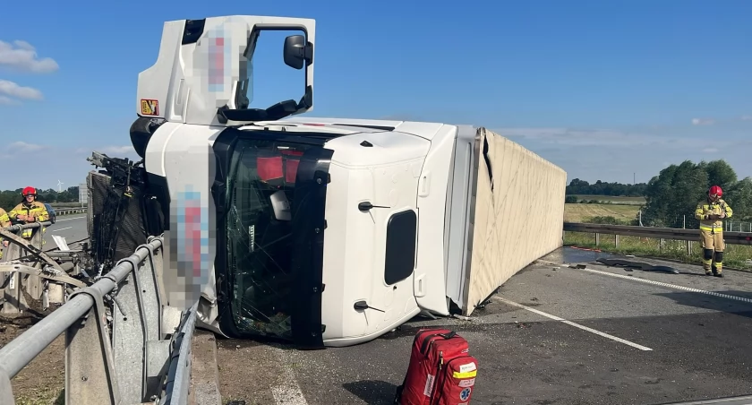 Ciężarówka przewróciła się na A2