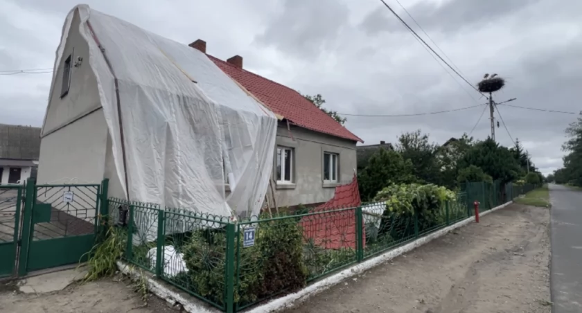 Wiatr przewracał drzewa i zrywał dachy