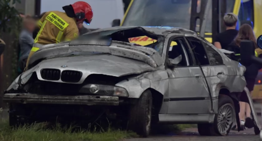 Wpadł w poślizg, staranował przystanek
