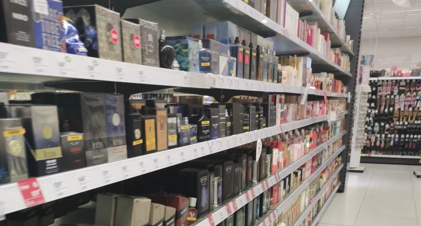 27-latka zatrzymana za kradzież markowych perfum