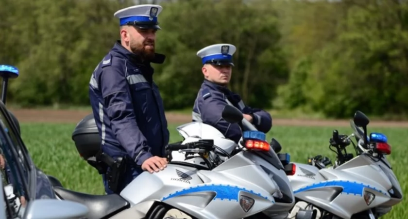 Policjanci eskortowali pacjenta do szpitala